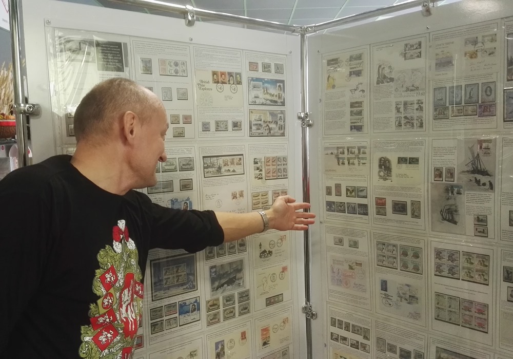 Выстава з паштовых марак, якія распавядаюць аб даследванні Арктыкі і Антарктыкі.