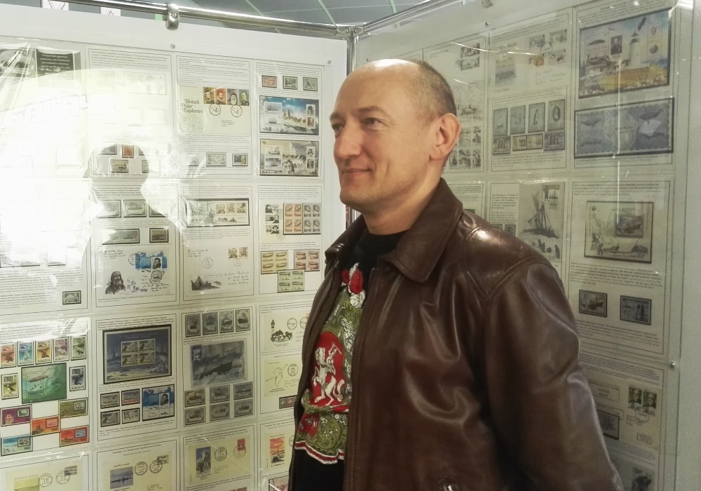 Выстава з паштовых марак, якія распавядаюць аб даследванні Арктыкі і Антарктыкі.