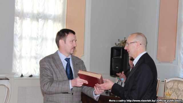 Ільля Шталянкоў, сябра праўленьня Беларускага нумізматычнага таварыства (зьлева)