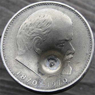 Рис. 4а. Рубль 1970г. с отметиной от попадания пули.