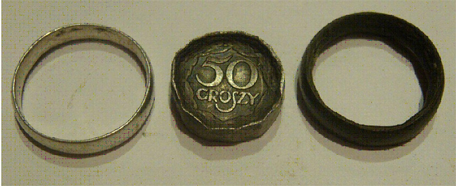 Рис. 8. Кольца из монет и заготовка из 50 грошей.