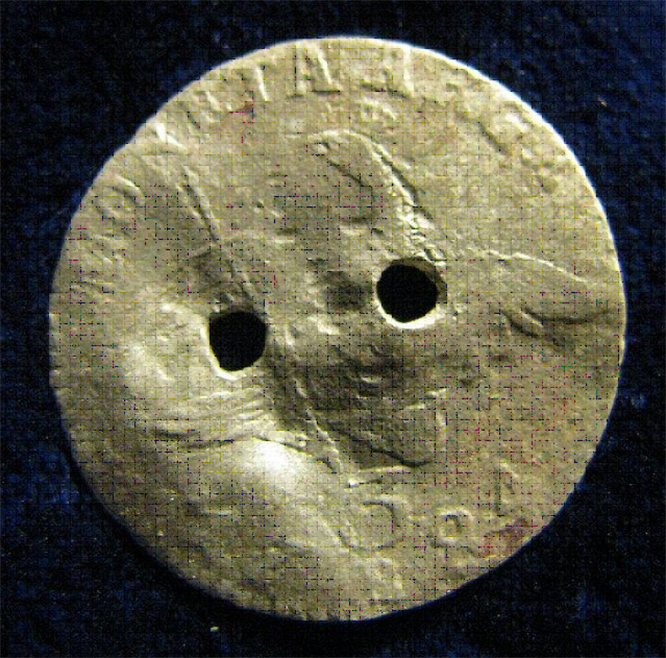 Рис. 13. Пуговица из трех крейцеров 1784 г.