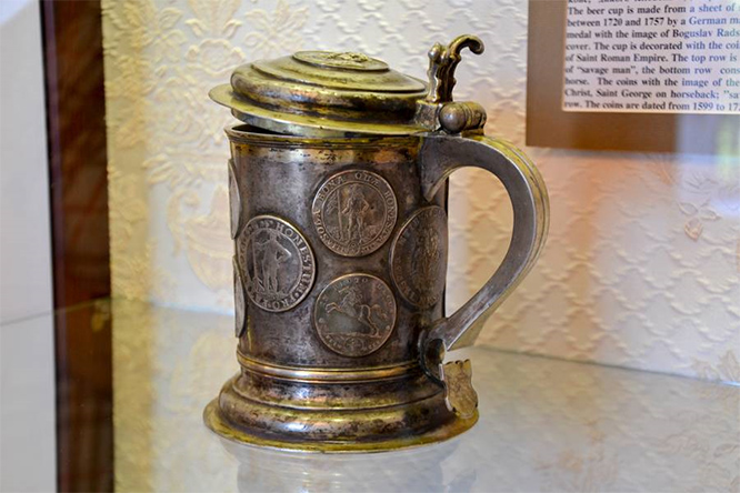 Рис. 14. Пивной кубок, украшенный германскими монетами (Несвижский историко-краеведческий музей).